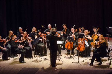 Dnipro, Ukrayna - 18 Haziran 2018: Dört mevsim Oda Orkestrası - Ana iletken Dmitry Logvin gerçekleştirmek Devlet Dram Tiyatrosu'nda