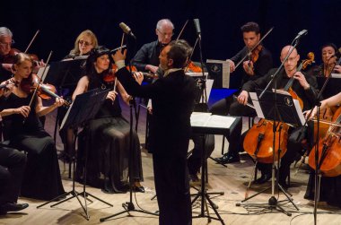 Dnipro, Ukrayna - 18 Haziran 2018: Dört mevsim Oda Orkestrası - Ana iletken Dmitry Logvin gerçekleştirmek Devlet Dram Tiyatrosu'nda