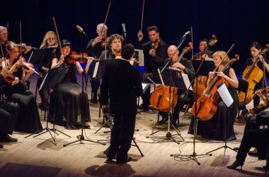 Dnipro, Ukrayna - 18 Haziran 2018: Dört mevsim Oda Orkestrası - Ana iletken Dmitry Logvin gerçekleştirmek Devlet Dram Tiyatrosu'nda