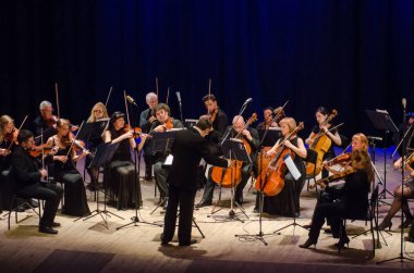 Dnipro, Ukrayna - 18 Haziran 2018: Dört mevsim Oda Orkestrası - Ana iletken Dmitry Logvin gerçekleştirmek Devlet Dram Tiyatrosu'nda