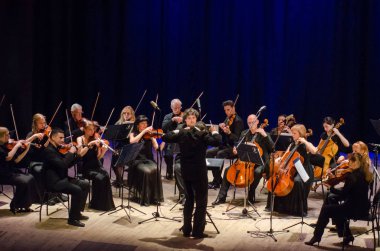 Dnipro, Ukrayna - 18 Haziran 2018: Dört mevsim Oda Orkestrası - Ana iletken Dmitry Logvin gerçekleştirmek Devlet Dram Tiyatrosu'nda