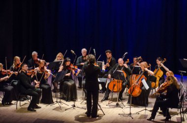 Dnipro, Ukrayna - 18 Haziran 2018: Dört mevsim Oda Orkestrası - Ana iletken Dmitry Logvin gerçekleştirmek Devlet Dram Tiyatrosu'nda