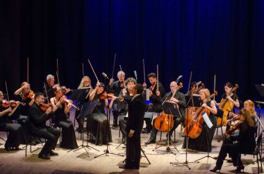 Dnipro, Ukrayna - 18 Haziran 2018: Dört mevsim Oda Orkestrası - Ana iletken Dmitry Logvin gerçekleştirmek Devlet Dram Tiyatrosu'nda