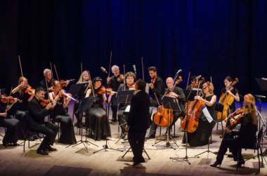 Dnipro, Ukrayna - 18 Haziran 2018: Dört mevsim Oda Orkestrası - Ana iletken Dmitry Logvin gerçekleştirmek Devlet Dram Tiyatrosu'nda