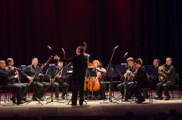 Dnipro, Ukrayna - 18 Haziran 2018: Dört mevsim Oda Orkestrası - Ana iletken Dmitry Logvin gerçekleştirmek Devlet Dram Tiyatrosu'nda