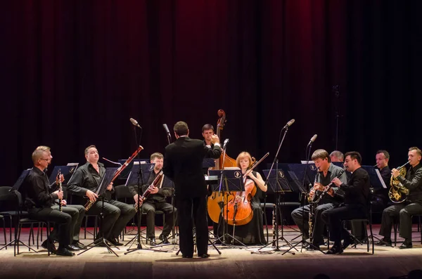 Dnipro, Ukrayna - 18 Haziran 2018: Dört mevsim Oda Orkestrası - Ana iletken Dmitry Logvin gerçekleştirmek Devlet Dram Tiyatrosu'nda