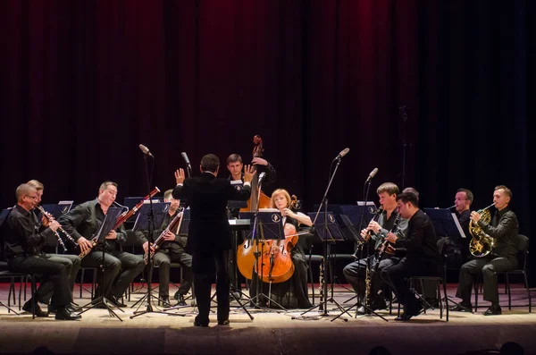 Dnipro, Ukrayna - 18 Haziran 2018: Dört mevsim Oda Orkestrası - Ana iletken Dmitry Logvin gerçekleştirmek Devlet Dram Tiyatrosu'nda