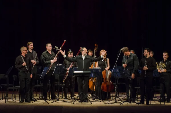 Dnipro, Ukrayna - 18 Haziran 2018: Dört mevsim Oda Orkestrası - Ana iletken Dmitry Logvin gerçekleştirmek Devlet Dram Tiyatrosu'nda