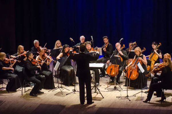 Dnipro, Ukrayna - 18 Haziran 2018: Dört mevsim Oda Orkestrası - Ana iletken Dmitry Logvin gerçekleştirmek Devlet Dram Tiyatrosu'nda
