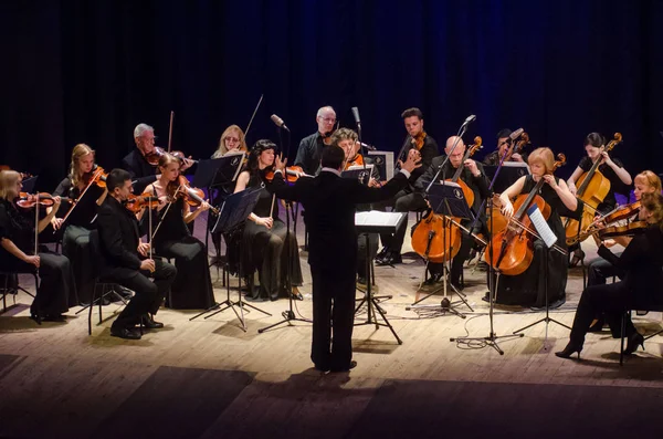 Dnipro, Ukrayna - 18 Haziran 2018: Dört mevsim Oda Orkestrası - Ana iletken Dmitry Logvin gerçekleştirmek Devlet Dram Tiyatrosu'nda