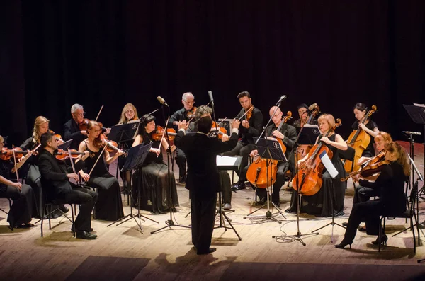 Dnipro, Ukrayna - 18 Haziran 2018: Dört mevsim Oda Orkestrası - Ana iletken Dmitry Logvin gerçekleştirmek Devlet Dram Tiyatrosu'nda