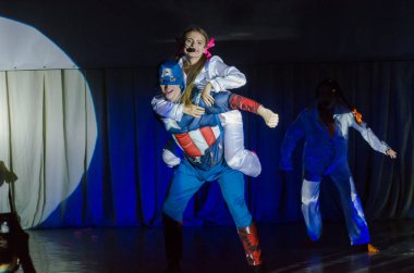 Dnipro, Ukrayna - 22 Haziran 2018: Grand göstermek şarkı Bis perfomed yaratıcı gençlik şarkı tiyatro üyeleri tarafından.