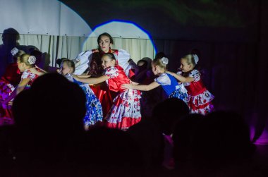 Dnipro, Ukrayna - 22 Haziran 2018: Grand göstermek şarkı Bis perfomed yaratıcı gençlik şarkı tiyatro üyeleri tarafından.