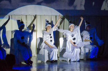 Dnipro, Ukrayna - 22 Haziran 2018: Grand göstermek şarkı Bis perfomed yaratıcı gençlik şarkı tiyatro üyeleri tarafından.