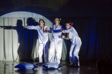 Dnipro, Ukrayna - 22 Haziran 2018: Grand göstermek şarkı Bis perfomed yaratıcı gençlik şarkı tiyatro üyeleri tarafından.