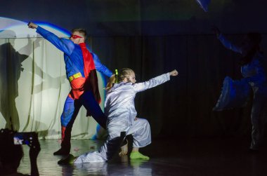 Dnipro, Ukrayna - 22 Haziran 2018: Grand göstermek şarkı Bis perfomed yaratıcı gençlik şarkı tiyatro üyeleri tarafından.