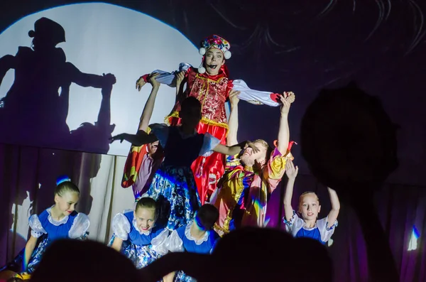 Dnipro, Ukrayna - 22 Haziran 2018: Grand göstermek şarkı Bis perfomed yaratıcı gençlik şarkı tiyatro üyeleri tarafından.