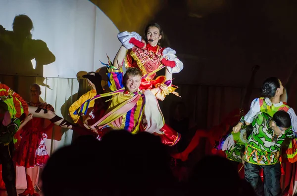 Dnipro, Ukrayna - 22 Haziran 2018: Grand göstermek şarkı Bis perfomed yaratıcı gençlik şarkı tiyatro üyeleri tarafından.