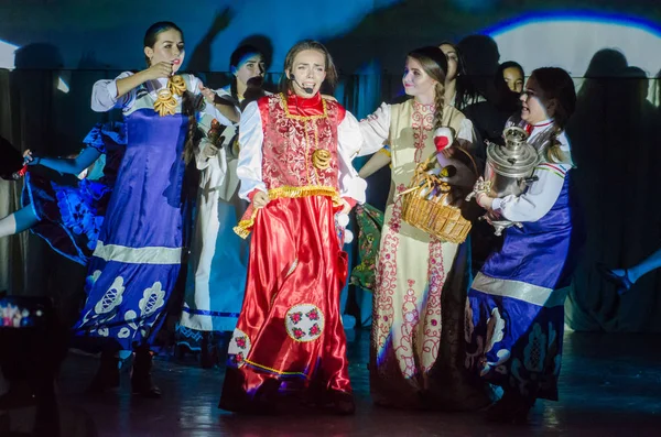 Dnipro, Ukrayna - 22 Haziran 2018: Grand göstermek şarkı Bis perfomed yaratıcı gençlik şarkı tiyatro üyeleri tarafından.