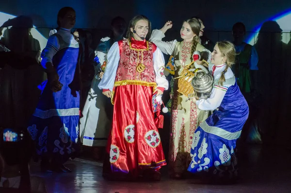 Dnipro, Ukrayna - 22 Haziran 2018: Grand göstermek şarkı Bis perfomed yaratıcı gençlik şarkı tiyatro üyeleri tarafından.