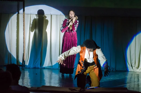 Dnipro, Ukrayna - 22 Haziran 2018: Grand göstermek şarkı Bis perfomed yaratıcı gençlik şarkı tiyatro üyeleri tarafından.