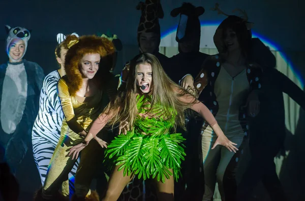 Dnipro, Ukrayna - 22 Haziran 2018: Grand göstermek şarkı Bis perfomed yaratıcı gençlik şarkı tiyatro üyeleri tarafından.