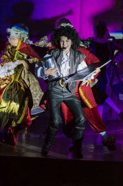 Dnipro, Ukrayna - 22 Haziran 2018: Grand göstermek şarkı Bis perfomed yaratıcı gençlik şarkı tiyatro üyeleri tarafından.