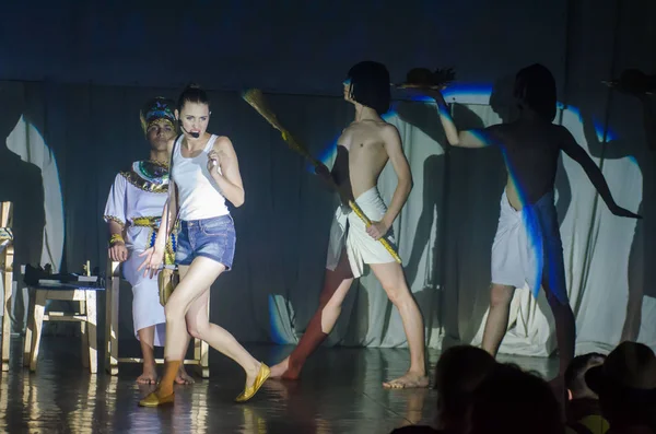 Dnipro 乌克兰 2018年6月22日 大秀歌曲在二 Perfomed 由创造性的青年歌曲剧院的成员 — 图库照片