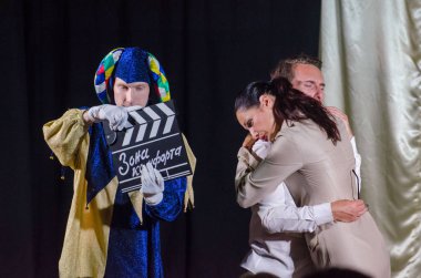 Dnipro, Ukrayna - 24 Haziran 2018: Comfort zone perfomed gençlik tiyatro ayna üyeleri tarafından