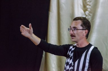 Dnipro, Ukrayna - 24 Haziran 2018: Comfort zone perfomed gençlik tiyatro ayna üyeleri tarafından