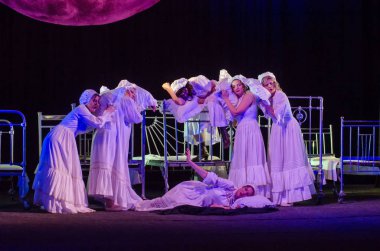 Dnipro, Ukrayna - 7 Temmuz 2018: Dnipro devlet Drama ve komedi tiyatro üyeleri tarafından gerçekleştirilen Amca'nın rüyası