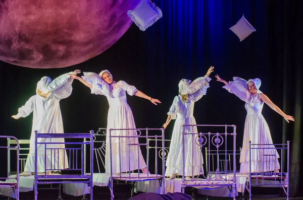 Dnipro, Ukrayna - 7 Temmuz 2018: Dnipro devlet Drama ve komedi tiyatro üyeleri tarafından gerçekleştirilen Amca'nın rüyası