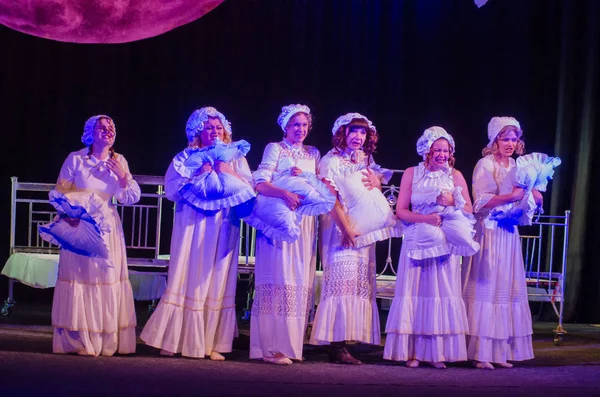 Dnipro, Ukrayna - 7 Temmuz 2018: Dnipro devlet Drama ve komedi tiyatro üyeleri tarafından gerçekleştirilen Amca'nın rüyası