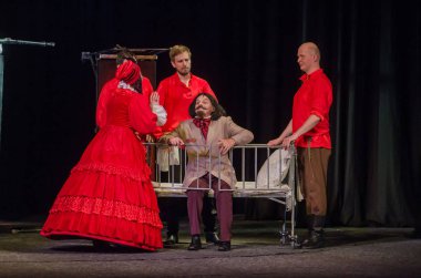 Dnipro, Ukrayna - 7 Temmuz 2018: Dnipro devlet Drama ve komedi tiyatro üyeleri tarafından gerçekleştirilen Amca'nın rüyası