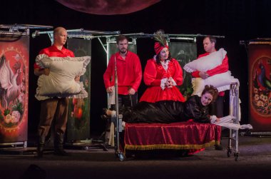 Dnipro, Ukrayna - 7 Temmuz 2018: Dnipro devlet Drama ve komedi tiyatro üyeleri tarafından gerçekleştirilen Amca'nın rüyası