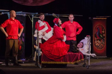 Dnipro, Ukrayna - 7 Temmuz 2018: Dnipro devlet Drama ve komedi tiyatro üyeleri tarafından gerçekleştirilen Amca'nın rüyası