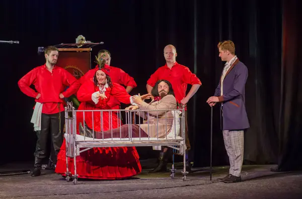 Dnipro, Ukrayna - 7 Temmuz 2018: Dnipro devlet Drama ve komedi tiyatro üyeleri tarafından gerçekleştirilen Amca'nın rüyası