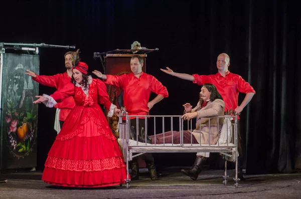 Dnipro, Ukrayna - 7 Temmuz 2018: Dnipro devlet Drama ve komedi tiyatro üyeleri tarafından gerçekleştirilen Amca'nın rüyası