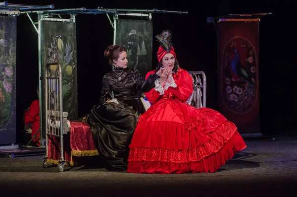 Dnipro, Ukrayna - 7 Temmuz 2018: Dnipro devlet Drama ve komedi tiyatro üyeleri tarafından gerçekleştirilen Amca'nın rüyası