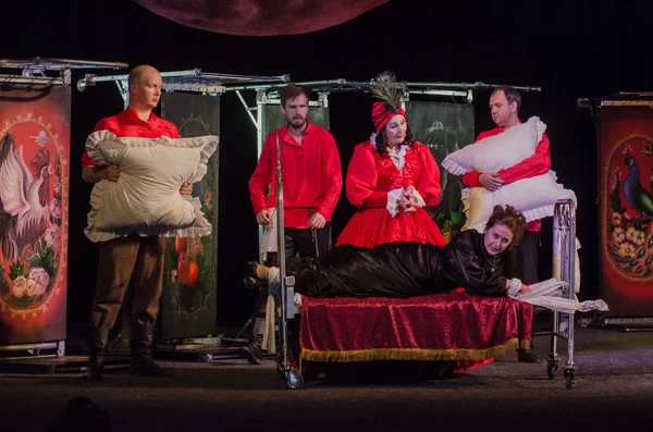 Dnipro, Ukrayna - 7 Temmuz 2018: Dnipro devlet Drama ve komedi tiyatro üyeleri tarafından gerçekleştirilen Amca'nın rüyası