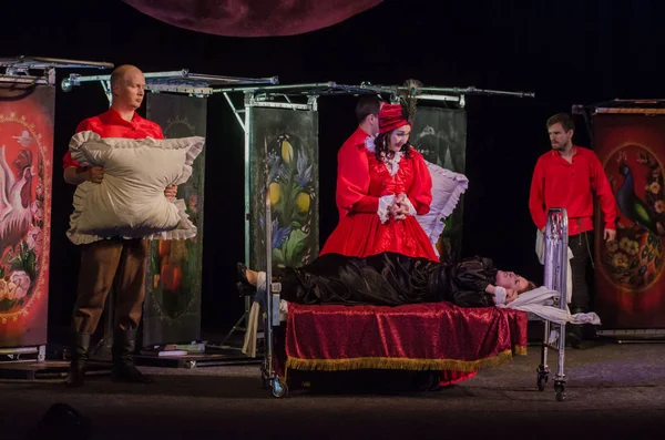 Dnipro, Ukrayna - 7 Temmuz 2018: Dnipro devlet Drama ve komedi tiyatro üyeleri tarafından gerçekleştirilen Amca'nın rüyası