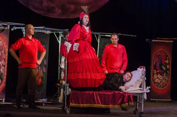 Dnipro, Ukrayna - 7 Temmuz 2018: Dnipro devlet Drama ve komedi tiyatro üyeleri tarafından gerçekleştirilen Amca'nın rüyası