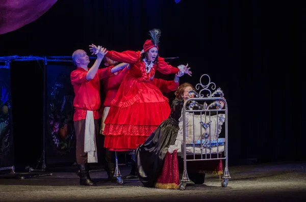 Dnipro, Ukrayna - 7 Temmuz 2018: Dnipro devlet Drama ve komedi tiyatro üyeleri tarafından gerçekleştirilen Amca'nın rüyası