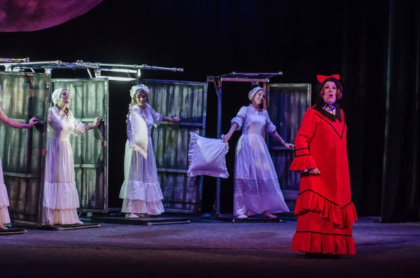 Dnipro, Ukrayna - 7 Temmuz 2018: Dnipro devlet Drama ve komedi tiyatro üyeleri tarafından gerçekleştirilen Amca'nın rüyası