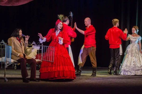 Dnipro, Ukrayna - 7 Temmuz 2018: Dnipro devlet Drama ve komedi tiyatro üyeleri tarafından gerçekleştirilen Amca'nın rüyası