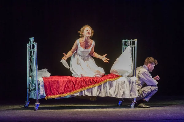 Dnipro, Ukrayna - 7 Temmuz 2018: Dnipro devlet Drama ve komedi tiyatro üyeleri tarafından gerçekleştirilen Amca'nın rüyası