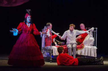 Dnipro, Ukrayna - 7 Temmuz 2018: Dnipro devlet Drama ve komedi tiyatro üyeleri tarafından gerçekleştirilen Amca'nın rüyası