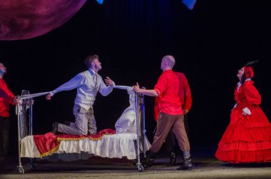 Dnipro, Ukrayna - 7 Temmuz 2018: Dnipro devlet Drama ve komedi tiyatro üyeleri tarafından gerçekleştirilen Amca'nın rüyası