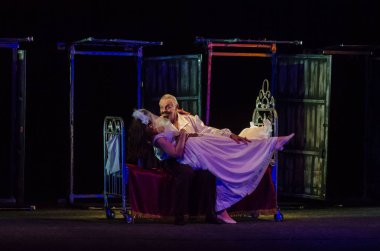 Dnipro, Ukrayna - 7 Temmuz 2018: Dnipro devlet Drama ve komedi tiyatro üyeleri tarafından gerçekleştirilen Amca'nın rüyası