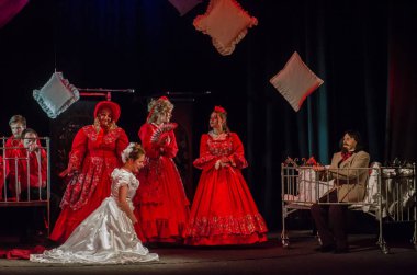 Dnipro, Ukrayna - 7 Temmuz 2018: Dnipro devlet Drama ve komedi tiyatro üyeleri tarafından gerçekleştirilen Amca'nın rüyası